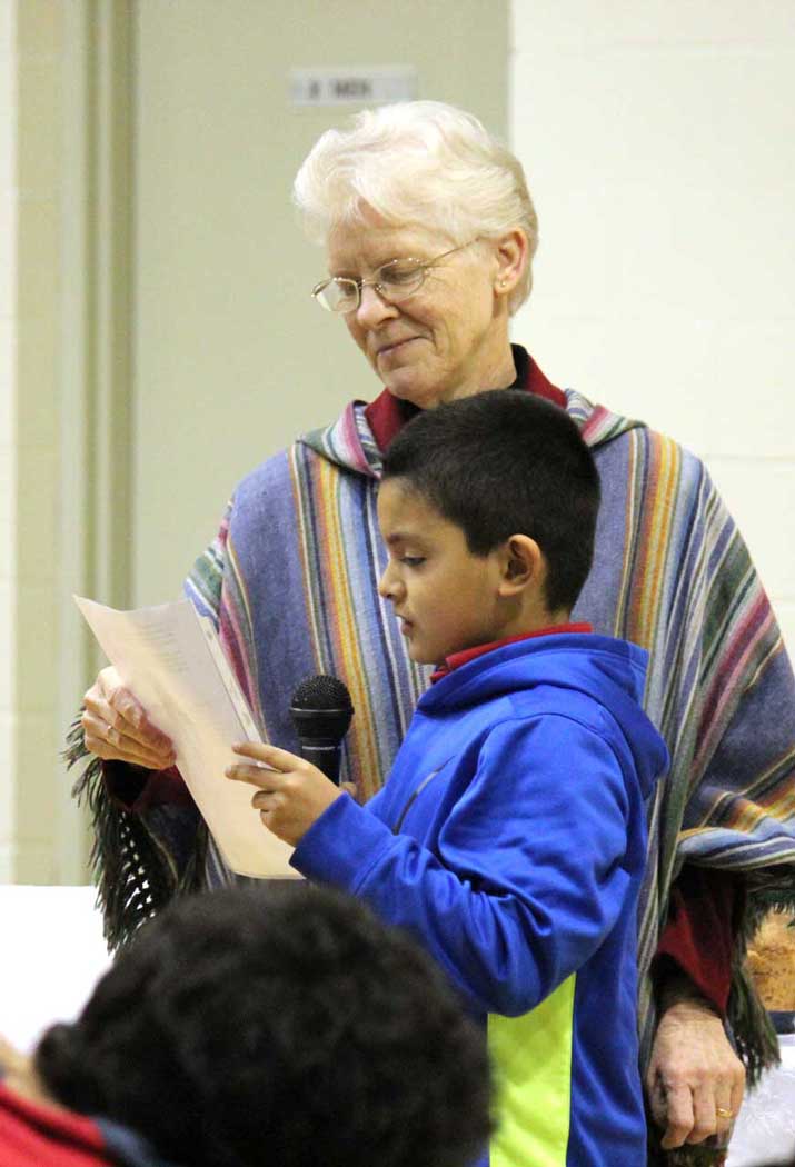 Sister Joan Scheller receives the Corazón ALASI award.
